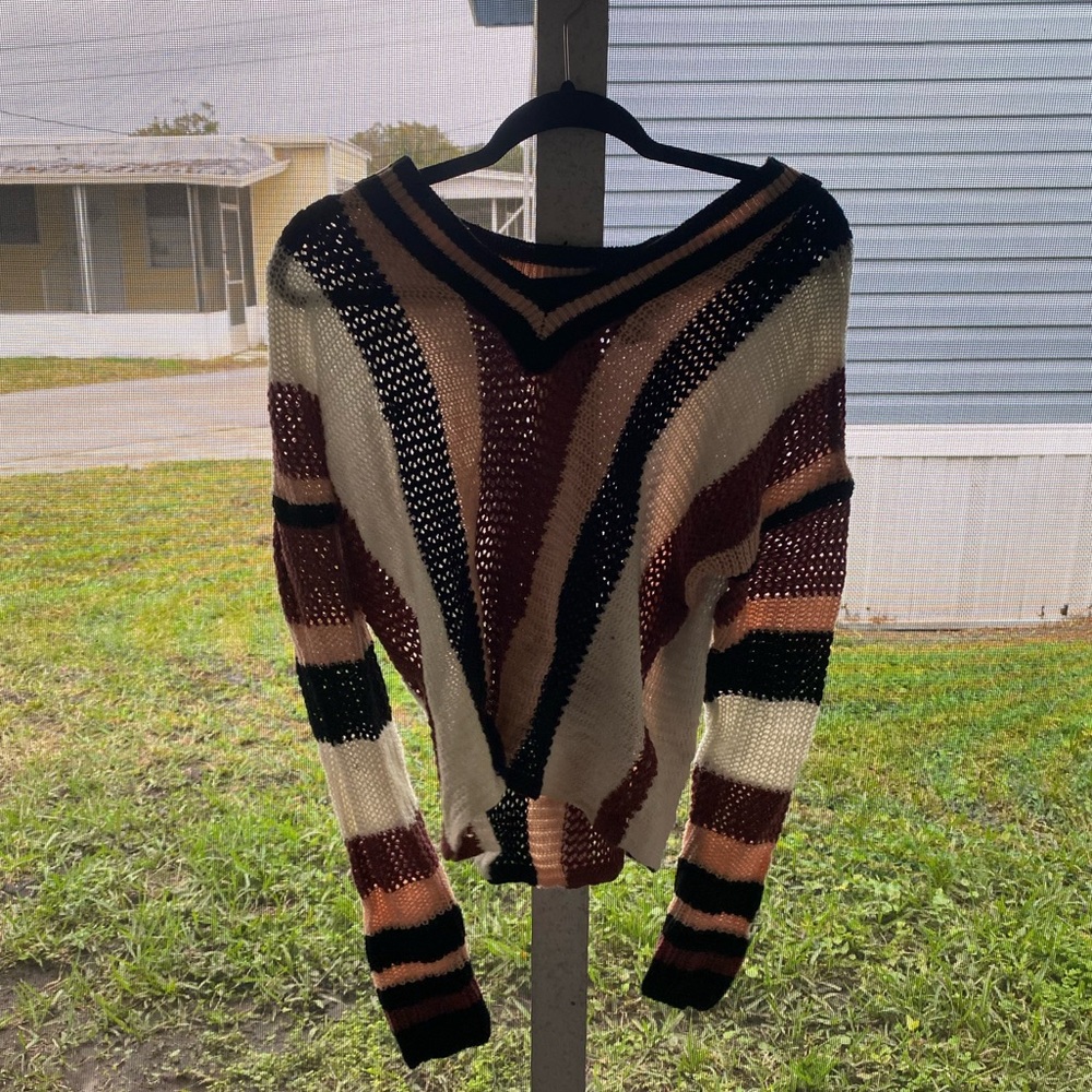 Nice sweater - Picture 2 of 2